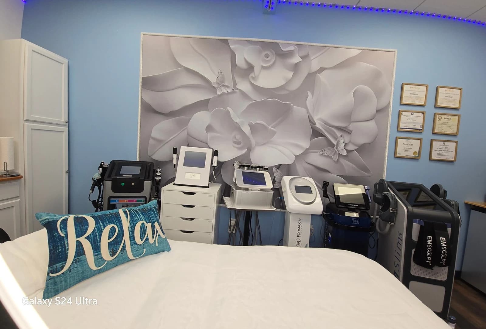 A treatment room with equipment and a bed at Essence